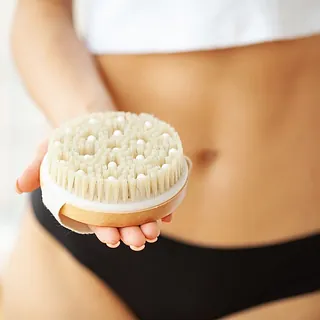 torso de mujer con esponja