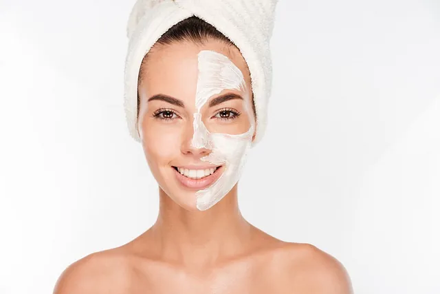 mujer con media cara cubierta de crema