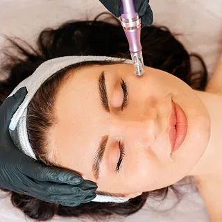 mujer sometiendose a tratamiento facial