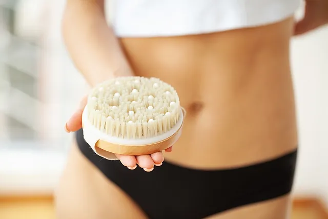 torso de mujer con esponja