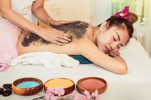 mujer recibiendo masaje barro
